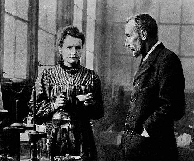12. Marie Curie'nin araştırmalarının bulunduğu kağıtlar hala radyoaktif oldukları için erişim istediğinizde koruyucu kıyafet giymeniz ve feragat imzalamanız gerekir.