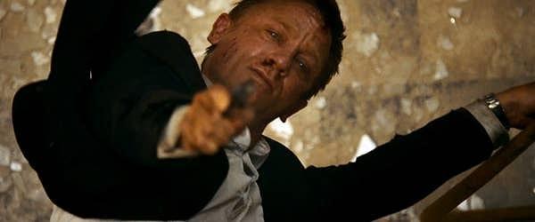 7. Daniel Craig, 'Quantum of Solace (2008)' filminin çekimlerinde parmağının ucunu kesti ve gerçek bir James Bond gibi bu durumu hiç önemsemeden devam etti.