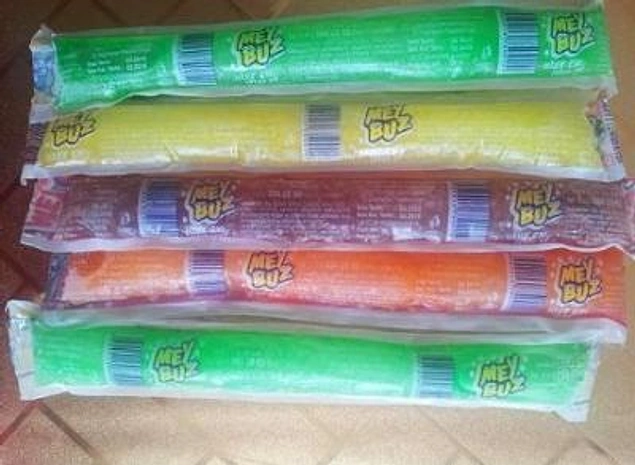 Şu an yokluğunu en çok hissettiğimiz ürün belki de bu renkli Meybuzlar olabilir. Şimdi tabii kahvecilerden frozen denilen içeceklerden alıyoruz ama aynı şey değil. Meybuz'un kolalı olanı için yapmayacağım şey yok!