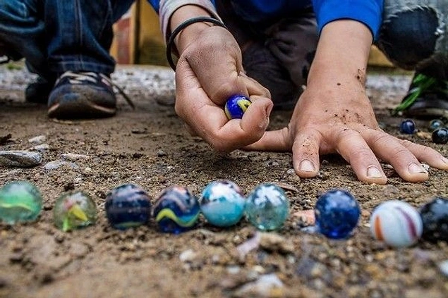 Ah o renkli misketler! Şu an orta yaşın üstünde olan biriyseniz ve de özellikle erkekseniz eminim o cam misketler yüzünden arkadaşlarınızla küçük savaşlar yapmışsınızdır. Bu kadar sanatsal bir şey bizim için ne kadar da basit bir oyuncakmış bir zamanlar...