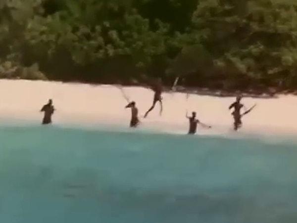 Yabancılara karşı oldukça saldırgan olan kabile üyeleri, adalarına yaklaşan insanları okları ile öldürüyor.