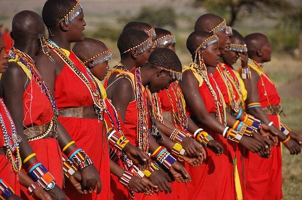 Çocukluktan itibaren yetişen Masai erkekleri, yırtıcılara karşı ailesini savunmayı küçük yaşta öğreniyor.