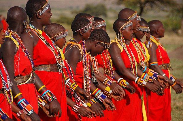 Çocukluktan itibaren yetişen Masai erkekleri, yırtıcılara karşı ailesini savunmayı küçük yaşta öğreniyor.