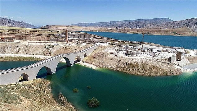 Haberde Hasankeyf'in nasıl betonarmeye büründüğü gösteren fotoğraflar kullanıldı.