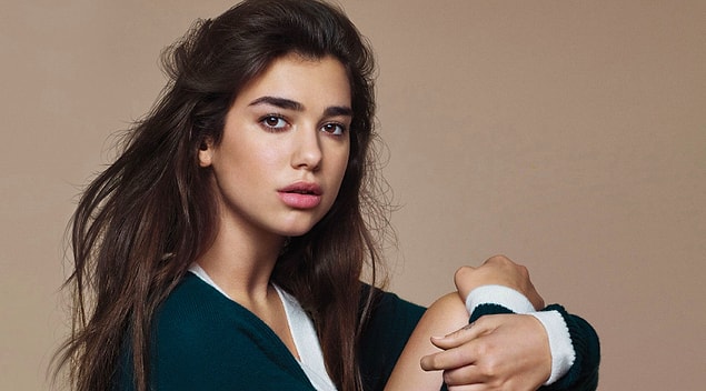 Şarkıları bir yana, duru güzelliği ile de nefesimizi kesen Dua Lipa'nın,