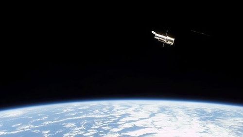 'Yünlü, Pofuduk ve Tüylü': Hubble Teleskobu Ortasında Boşluk Olan Bir Galaksinin Fotoğrafını Çekti