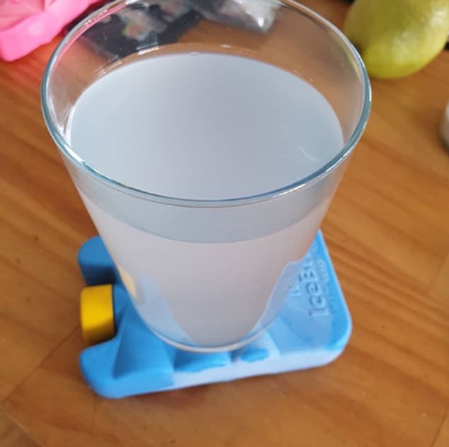 2. Evde buz bulamayınca içeceğini soğuk tutmak için buz kalıbı kullanan eş: