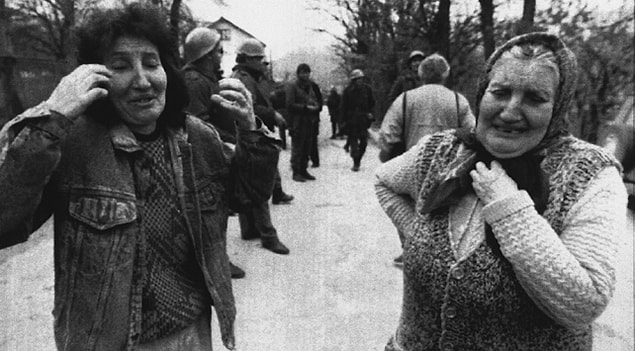 Sonunda korkulan oldu ve Boşnaklar, kampı kuşatma altında tutan Sırplara teslim edildi.