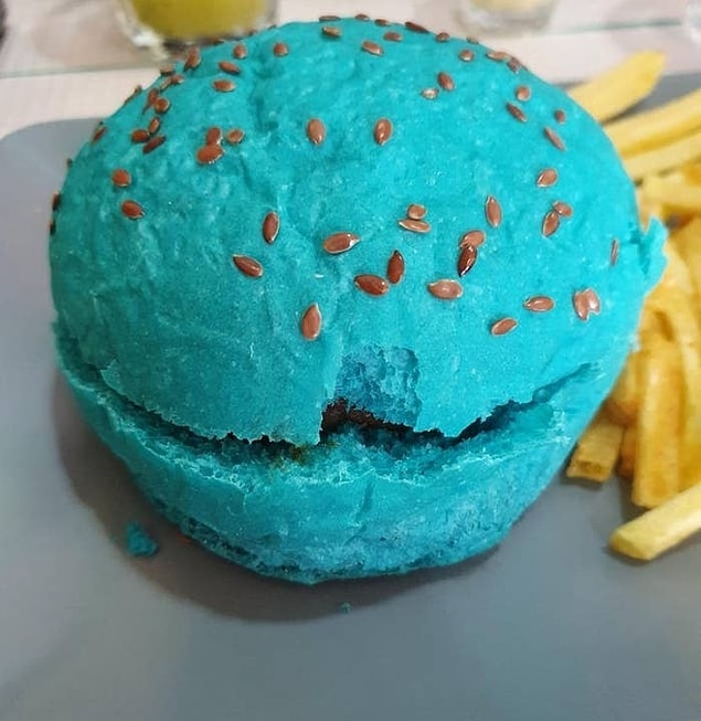 1. Çoklu evrende fast food dükkanlarının vazgeçilmez parçası mavi hamburger: