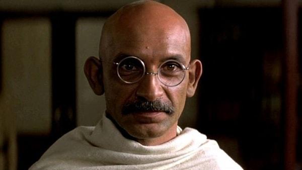 10. "Gandhi, Londra'ya geldikten hemen sonra Karındeşen Jack cinayetleri gerçekleşemeye başladı ve o ayrıldıktan sonra cinayetler durdu."