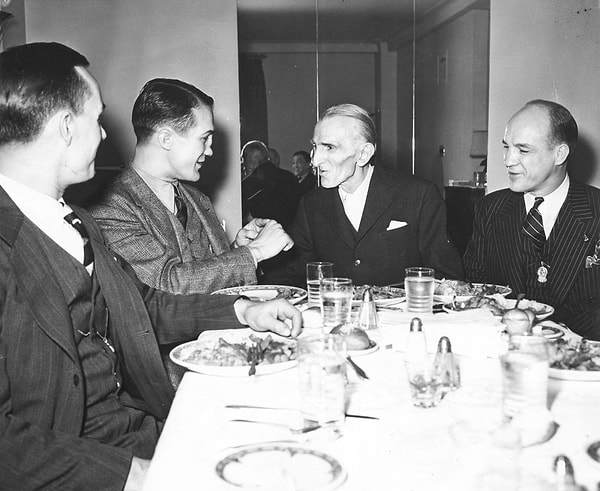 3. Из-за его поведения и научных работ, Теслу называли “безумным ученым”.