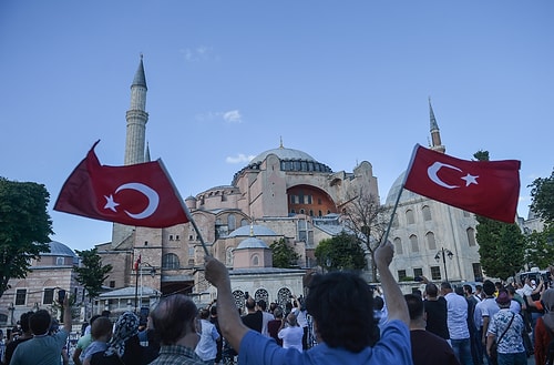 Cami Kararının Ardından Ayasofya Önünde Tekbirli Kutlama