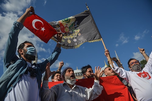 Cami Kararının Ardından Ayasofya Önünde Tekbirli Kutlama