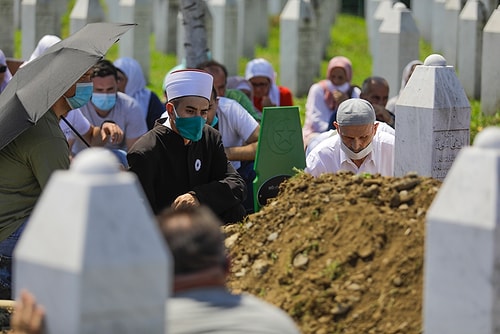 25 Yılıdr Dinmeyen Acı: Srebrenitsa Katliamı'nın 9 Kurbanı Daha Toprağa Verildi