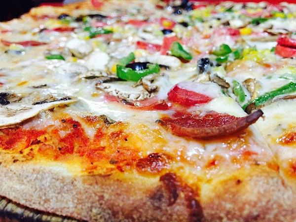5. Bilinen ilk pizza teslimi 1889 yılında İtalya'da kral ve kraliçeye yapılmıştı.