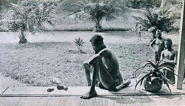 4. Belçika sömürgesi olan Kongo'da kauçuk köleliği yapan bu adam, günlük kotayı tamamlayamadığı için öldürülen 5 yaşındaki kızının kesilen el ve ayağına bakıyor.