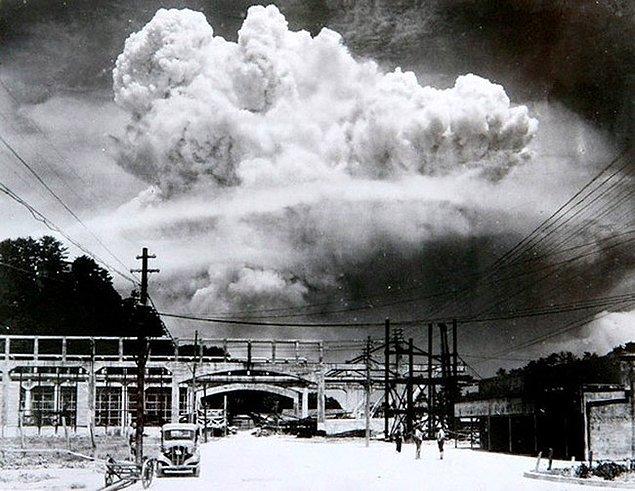 8. Dev bir buluta ait gibi görünen bu görüntü, Nagazaki'ye atılan atom bombasının ardından içinde bulunduğu tehlikeyi fark etmeyen bir fotoğrafçı tarafından çekilmiş.