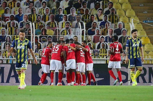 İlk yarı 2-1 Sivasspor'un üstünlüğüyle sona erdi.