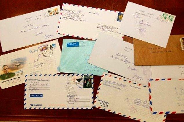 İsrail Posta Servisi, her yıl dünyanın birçok bölgesinden gelen mektupları Ağlama Duvarı'na ulaştırdığını söylüyor.