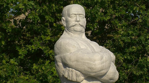 Lütfen bildiğiniz bütün güçlü insanları şimdilik unutun; çünkü sizi Koca Yusuf ile tanıştırmak istiyorum!