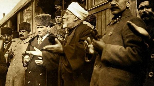 Atatürk, bir gün Diyanet İşleri Başkanı Rifat Börekçi'den, kurban bayramında kurban kesilmesi yerine hayır kurumlarına bağış yapılması usulünün konması hakkında ne düşündüğünü sorar.