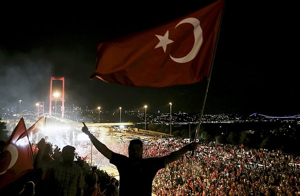 Demokrasimize karşı yapılan bu hain girişim ve şehitler 4. yılında da unutulmadı. Sosyal medyanın gündemi #15Temmuz 👇