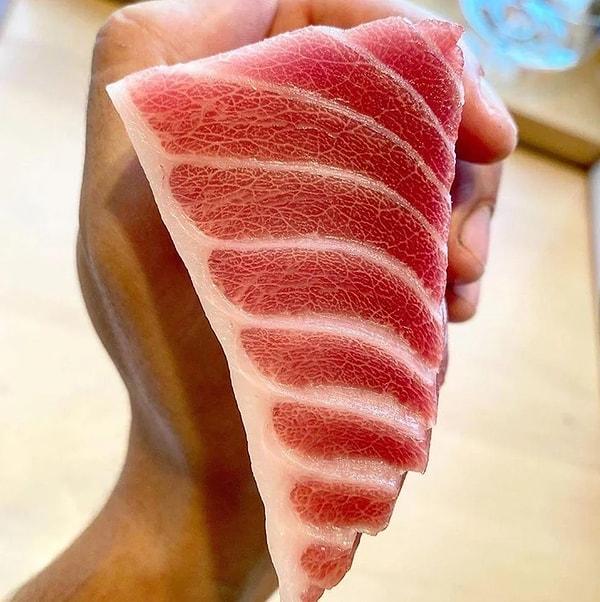1. 'Kesilmiş bir parça tuna balığı gerçek bir şaheser niteliğinde.'