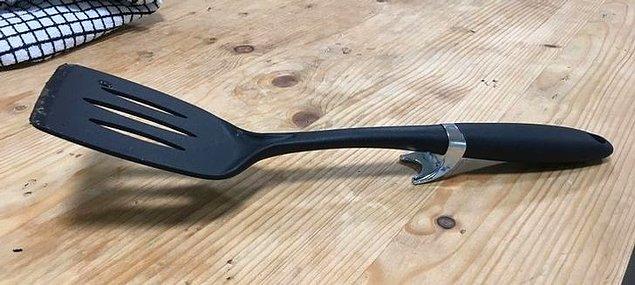6. Yemek spatulasının altında bir parça var. Bu sayede spatula kirli olsa da tezgaha değmiyor.