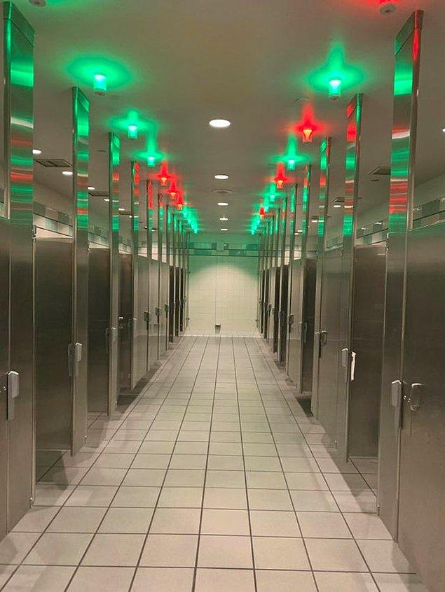 11. Havalimanında bulunan tuvaletlerin dolu olup olmadığını kapıda bulunan ışıklar ile anlayabiliyorsunuz.
