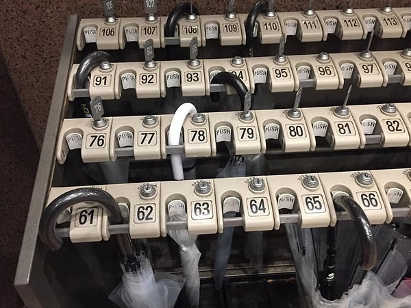 7. Зона блокировки зонтика для тех, кто устал их терять.