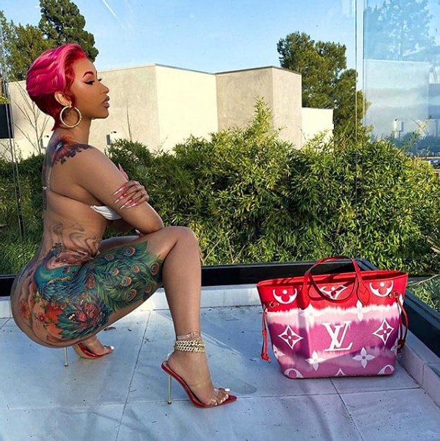 Cardi B profesyonel mesleğinin yanı sıra çılgın hayatı ile daha çok konuşuluyor.