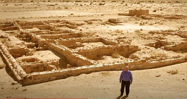 6. "Eğer İslam'ın kutsal şehri gerçekten Petra'ysa o zaman etrafta Hz. Muhammed'in ait olduğu Kureyş Kabilesi'ne dair izler olmalı." der Gibson ve araştırmasına devam eder.