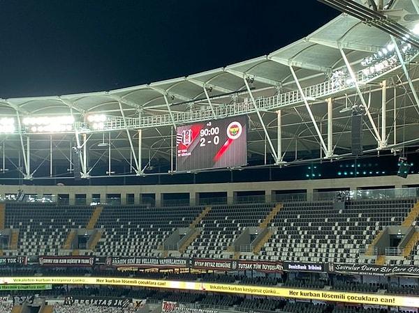 Bu sonucun ardından bitime bir hafta kala Beşiktaş puanını 59'a yükseltirken Fenerbahçe 50 puanda kaldı.