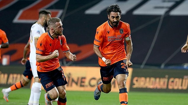 Medipol Başakşehir, Süper Lig'de Trabzonspor'un İttifak Holding Konyaspor'a 4-3 yenilmesiyle bitime bir hafta kala şampiyon oldu.