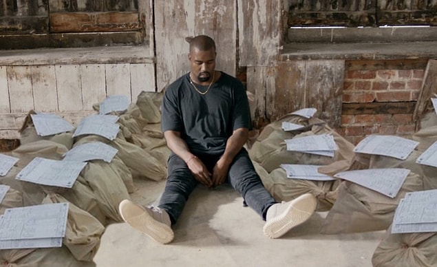 13. 4 kasım 2020, Kanye West, oy çuvallarının başında nöbet tutuyor, Chicago