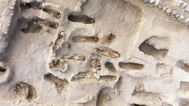 10. Kurban edilen 277 çocuğa ait toplu mezar