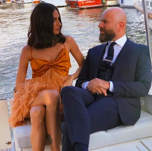 1. Yasemin Özilhan, bir modelin fotoğraflarını beğenen eşi İzzet Özilhan'ı Instagram'dan sildi...