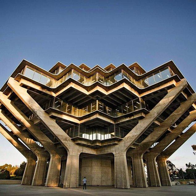 5. 1970 yılında inşa edilen California'daki Geisel Kütüphanesi