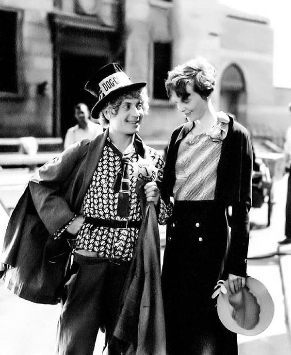 9. Harpo Marx ve Amelia Earhart 1932 yılında Horse Feathers filminin setinde