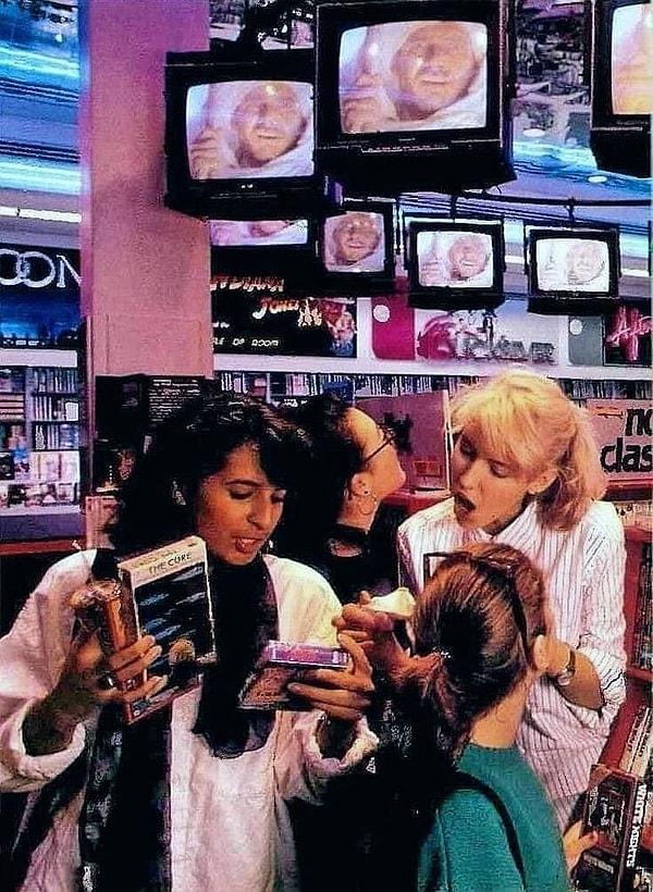 14. 1986 yılının tipik bir Cuma gecesinde sıradan bir video dükkanı