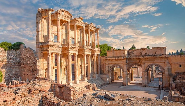 Evet, iki yapıyı sona sakladık ki hikayemize de rahatlıkla giriş yapabilelim; bu yapılardan biri dünyanın belki de en estetik kütüphanesi olan Celsus...