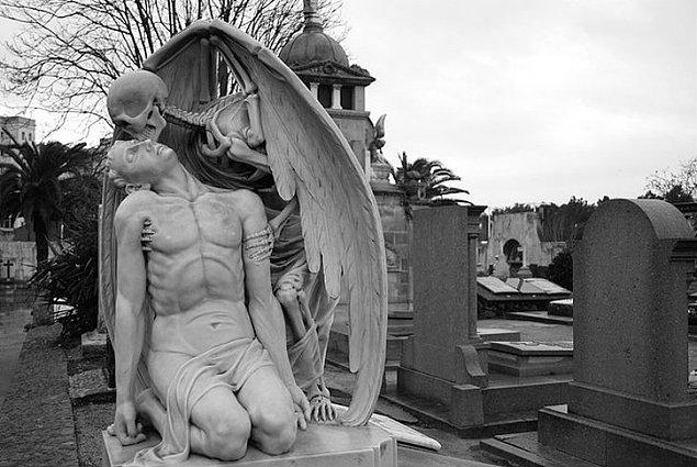 4. Barselona'da bulunan ''Ölüm ile aşk yaşamak'' konseptli bir mezar taşı