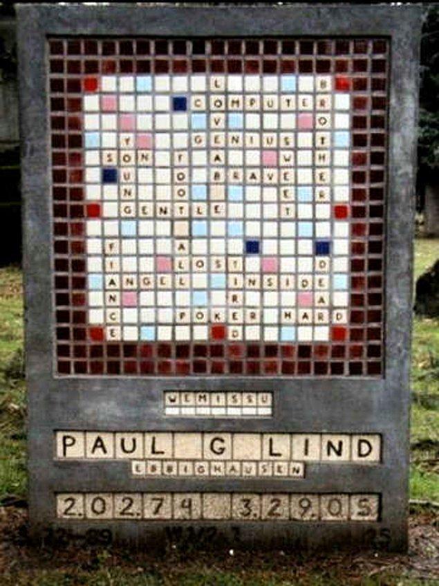 18. Sıkı bir Scrabble hayranı olan bir gencin mezarı