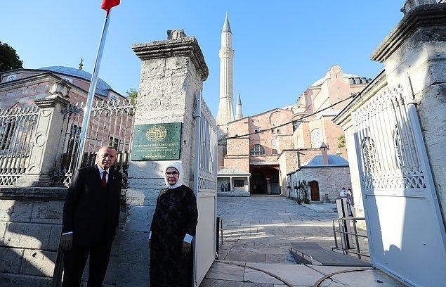 Bugün Ayasofya'da son incelemeyi yapan Cumhurbaşkanı Erdoğan, "Ayasofya-i Kebir Cami-i Şerifi" yazan tabelanın açılışını yaptı.