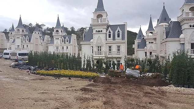 Peri masalından fırlamış gibi duran villaların daha inşaatı devam ederken 350'si Katar, Bahreyn, Kuveyt, Dubai ve Suudi Arabistan'daki müşterilere satılıyor.