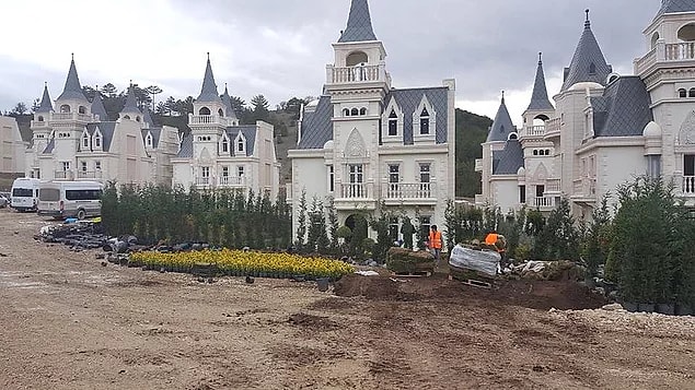 Peri masalından fırlamış gibi duran villaların daha inşaatı devam ederken 350'si Katar, Bahreyn, Kuveyt, Dubai ve Suudi Arabistan'daki müşterilere satılıyor.
