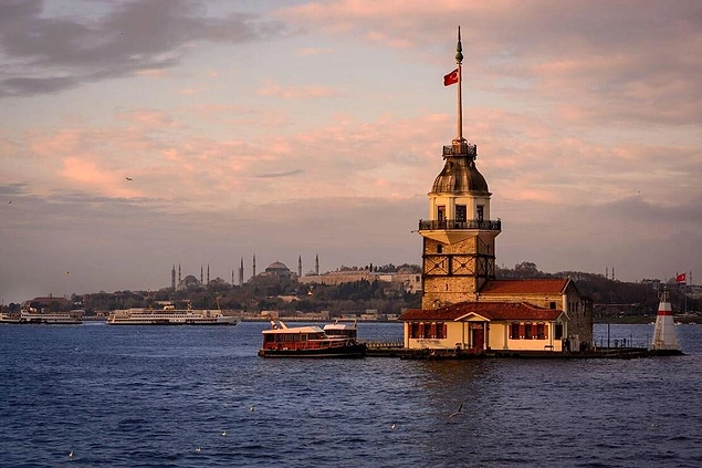Öte yandan proje sahibi Burj Al Babas projesi için yabancı mimarlarla birlikte çalıştıklarını, Galata ve Kız Kulesi'nden ilham aldıklarını söylüyor.