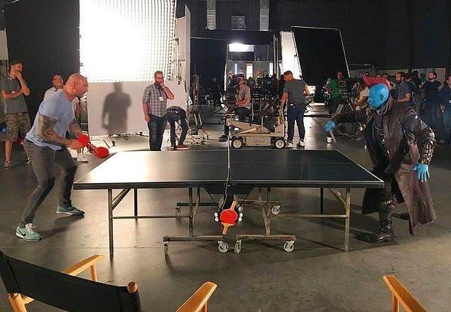 5. 'Galaksinin Koruyucuları 2' filminin çekimlerinde bu sahne için iki süper kahraman tamı tamına iki saat boyunca masa tenisi oynamışlar.