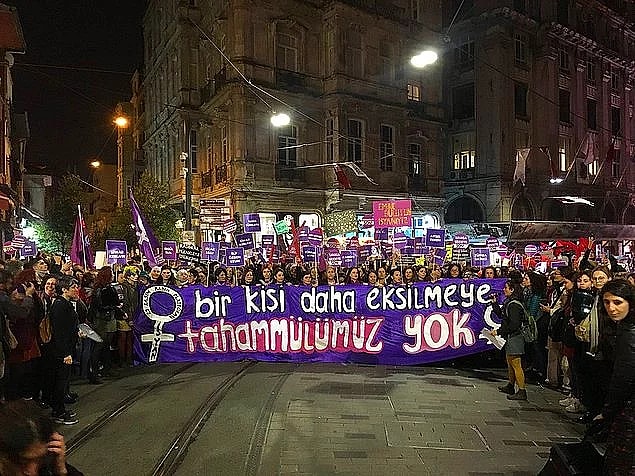 Kadınlara yönelik sistematik şiddet ve söylemleri haddi hesabı yok biliyorsunuz. Her güne başka bir kadın cinayetiyle uyanıyoruz.