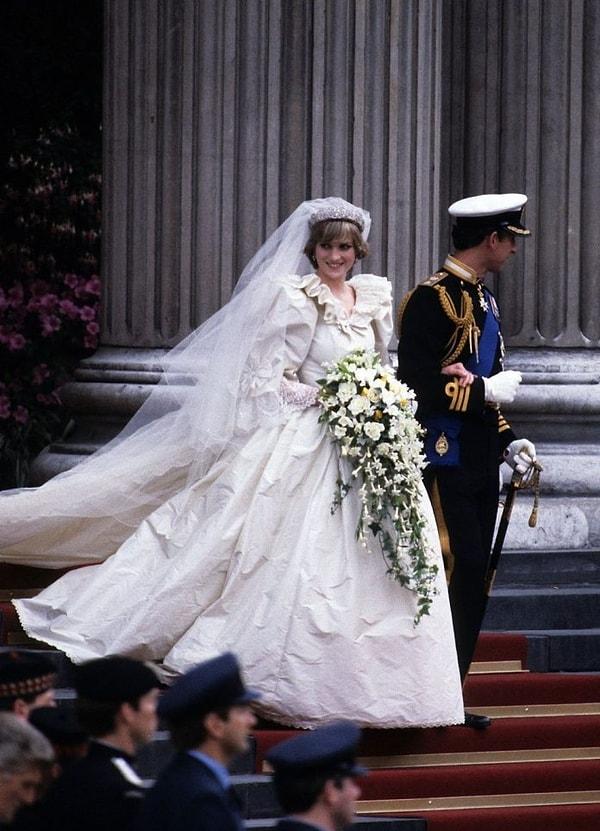 10. Prenses Diana'nın gelinliğinin şimdilerde bile bir ikon olduğunu herkes biliyor.